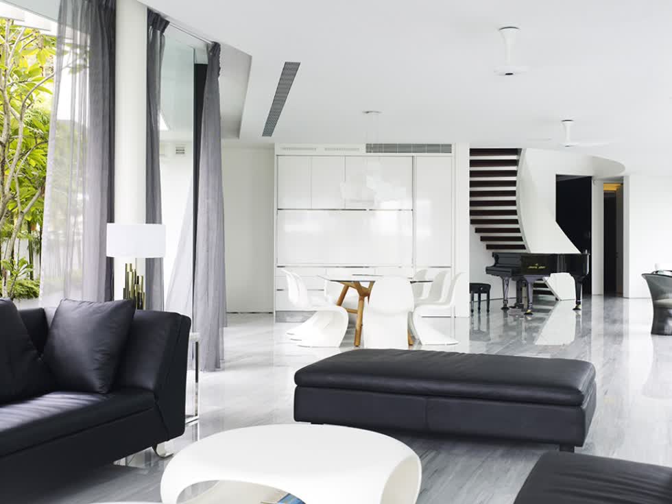 Thiết kế nội thất màu đen trắng tạo nên sự bí ẩn cho ngôi nhà