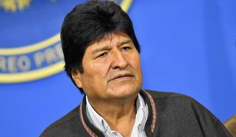 Tổng thống Evo Morales đã quyết định từ chức ngày 10/11 và kết thúc 14 năm cầm quyền, sau khi tình trạng biểu tình phản đối chính phủ leo thang nhiều tuần. Phó Tổng thống Bolivia Alvaro Garcia và Chủ tịch Thượng viện Adriana Salvatierra cùng phó Chủ tịch Thượng viện Ruben Medinaceli cũng đồng loạt từ chức.