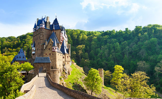 Những lâu đài nguy nga, tráng lệ thời trung cổ nổi tiếng Thế Giới