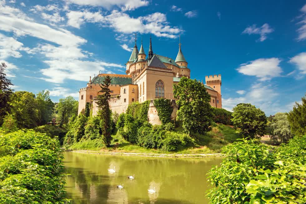 Những lâu đài nguy nga, tráng lệ thời trung cổ nổi tiếng Thế Giới