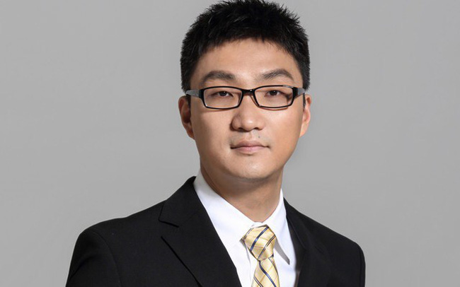 Pinduoduo lên sàn chứng khoán Mỹ vào tháng 7/2018, biến Colin Huang thành tỷ phú tự thân trẻ nhất Trung Quốc với tài sản ròng khoảng 20,89 tỷ USD (hiện tại theo Forbes, tài sản của Huang vào khoảng 21,2 tỷ USD). Huang là nhà sáng lập kiêm Tổng Giám đốc công ty.