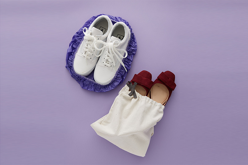 Hãy bỏ giày dép vào túi đựng chuyên dụng hoặc những món đồ dễ giặt sạch.