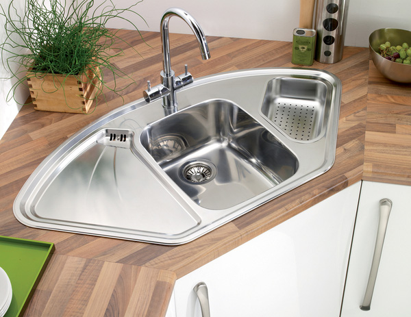 Vòi nước trên bồn rửa có nên đặt đối diện với bếp?