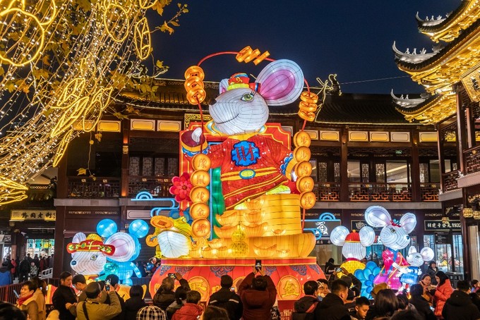 Vườn Dự Viên cạnh miếu Thành Hoàng tại Phố cổ Thượng Hải, Trung Quốc tấp nập người tham quan giữa ánh sáng lung linh của những chiếc đèn lồng lớn hình con chuột. Khoảng 20% dân số thế giới sẽ đón Tết âm lịch, chủ yếu là tại các quốc gia Đông Á và cộng đồng gốc Á khắp thế giới.