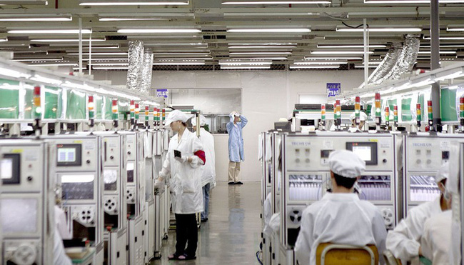 Trong một nhà máy của Foxconn - Ảnh: Bloomberg