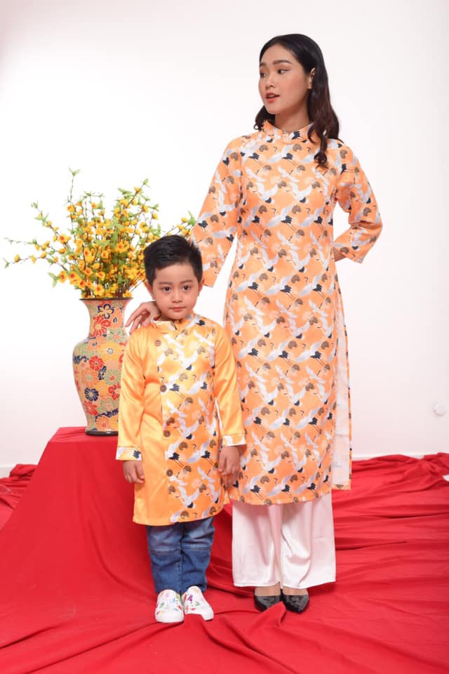 Vô cùng thanh lịch với bộ trang phục áo dài họa tiết vô cùng tối giản dành cho bé trai và mẹ để chào đón năm mới.