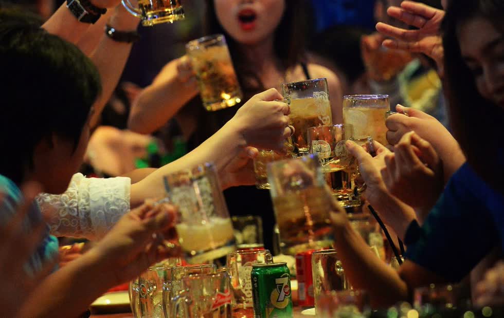 ừ khi Nghị định 100 có hiệu lực, các quán bia đều trong tình trạng vắng khách. Ảnh: AFP.