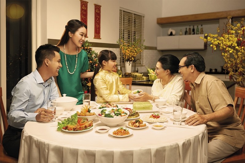 Bữa cơm tất niên thể hiện sự kết nối giữa các thế hệ trong gia đình người Việt, tiễn năm cũ và đón mừng năm mới.