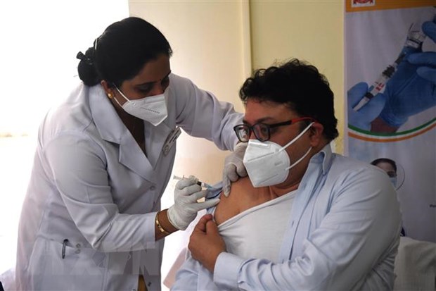 Tiêm vaccine COVID-19 cho một nhân viên y tế tại New Delhi, Ấn Độ ngày 16/1. Ảnh: TTXVN