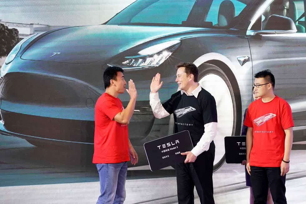 Musk chào chủ xe Model 3 ở Thượng Hải. Ảnh: Reuters