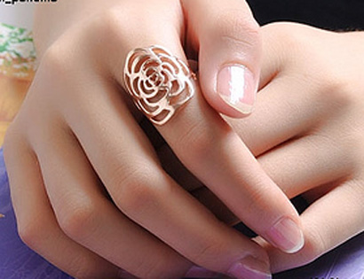 Vì sao phải đeo nhẫn cưới vào ngón áp út mà không đeo vào các ngón khác?