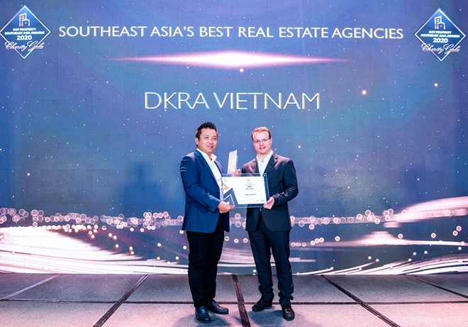 Ông Phạm Lâm, Nhà sáng lập, CEO DKRA Vietnam (bên trái) đón nhận giải thưởng “Đơn vị tư vấn phát triển dự án tốt nhất Đông Nam Á”. 