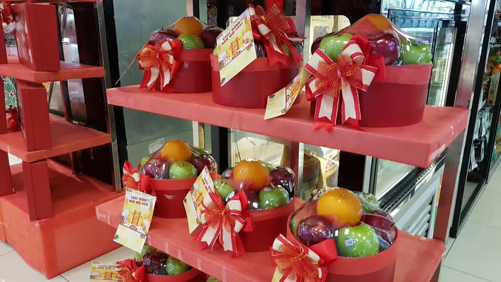 Một giỏ quà bằng trái cây tại trung tâm mua sắm AEON Tân Phú. Ảnh: Cẩm Viên. 