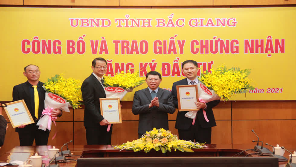   Chủ tịch UBND tỉnh Bắc Giang Lê Ánh Dương trao giấy chứng nhận đăng ký đầu tư cho các tập đoàn, doanh nghiệp. Ảnh: Báo Bắc Giang  