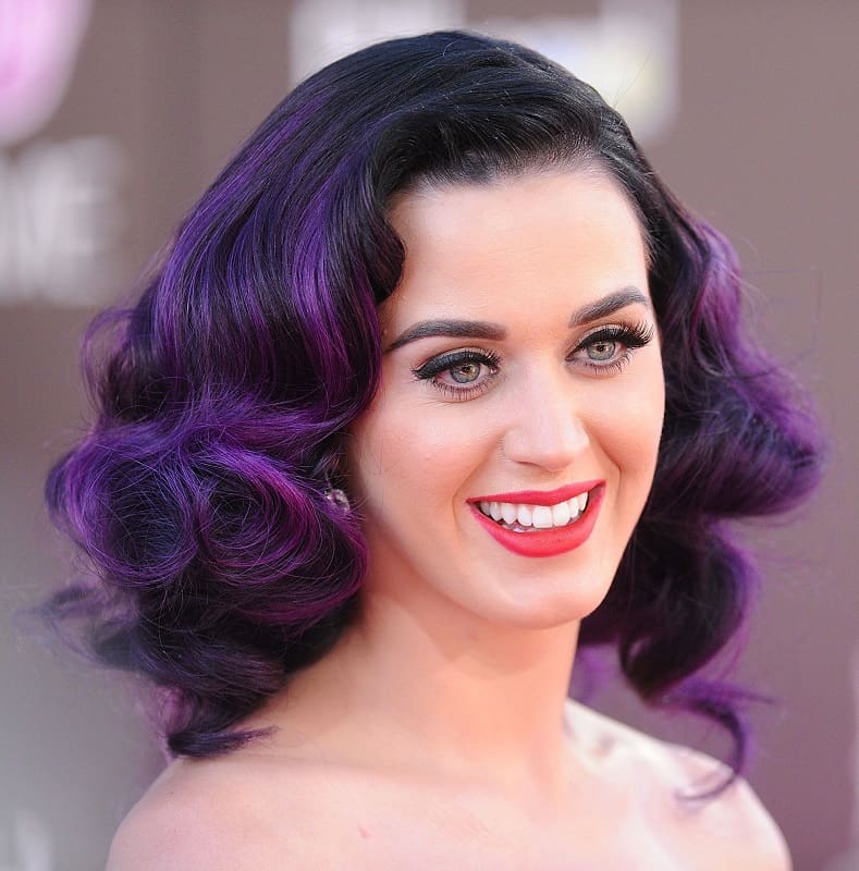 Katy Perry và mái tóc tím balayage nổi bật. Ảnh: hairstylecamp. 