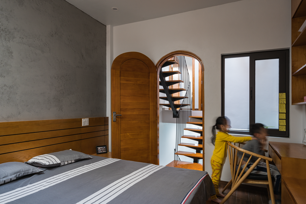 Phòng ngủ trên tầng 2 tối giản tương đồng với tổng thể ngôi nhà.