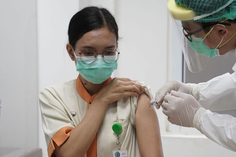 Nhân viên chăm sóc sức khỏe được tiêm vaccine COVID-19 ở Jakarta, Indonesia. Ảnh: Bloomberg