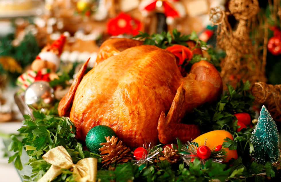 Vào chiều ngày 25/12, tiệc Giáng sinh tại Anh dùng món Ngỗng quay hoặc gà tây nướng.