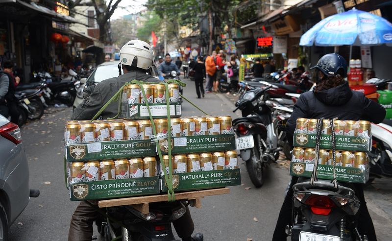 Vận chuyển bia bằng xe máy ở Hà Nội. Ảnh: AFP.