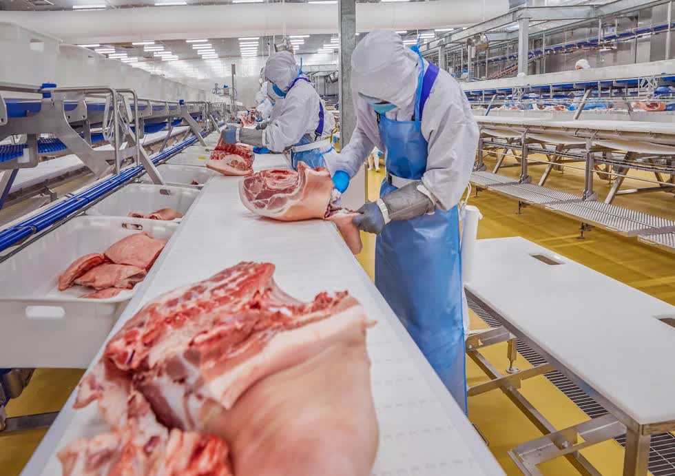 Dự kiến từ nay đến hết Tết Nguyên đán 2021, nhu cầu tiêu thụ thịt các loại khoảng 250.000-350.000 tấn/tháng. Ảnh: VGP