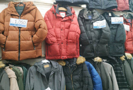  Quần áo giữ ấm  ở chợ Nga có giá bán rất rẻ. Mũ len, khăn và găng giữ ấm được xếp hoặc treo sát lối đi để người mua dễ lựa chọn. Với 1 đôi găng có giá chỉ từ 60.000 đồng, mũ từ 120.000 - 150.000 đồng/bộ. . 
