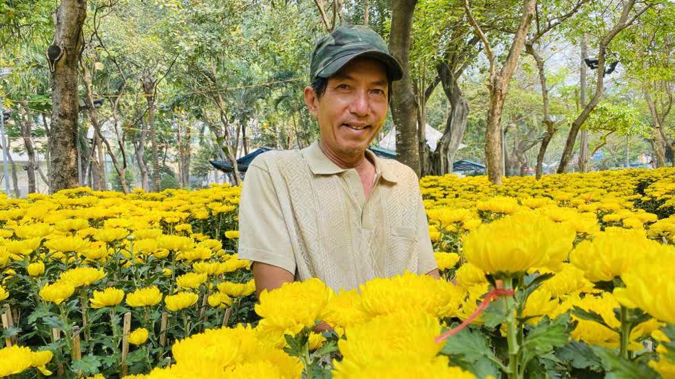Các loại hoa miền Tây đã đổ bộ đến Sài Gòn bán Tết. Ảnh: Giao thông