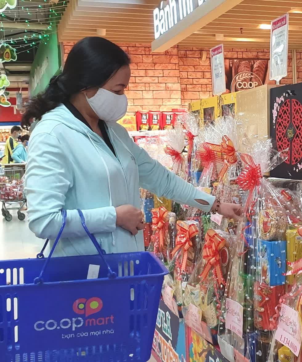 Khách hàng chọn mua giỏ quà Tết tại siêu thị Co.opmart Lý Thường Kiệt, Quận 10, TP.HCM.