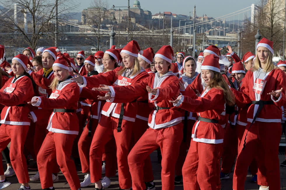  Các sinh viên của một ngôi trường ở châu Âu với bộ trang phục quen thuộc khởi động cùng ông già Noel ở Budapest vào ngày 8/12. Ảnh:  AFP/Getty.  