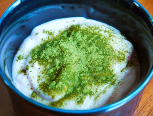 Hỗn hợp trà xanh và yogurt không đường trị mụn trứng cá.