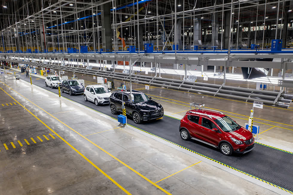 Nhà máy VinFast đặt tại Hải Phòng hoạt động từ tháng 6/2019 với công suất thiết kế giai đoạn 1 là 250.000 xe, giai đoạn 2 là 500.000 xe. Những sản phẩm xuất xưởng đầu tiên từ nhà máy của VinFast bao gồm các mẫu ôtô Fadil, Lux A2.0, SUV Lux SA2.0 và các mẫu xe máy điện. Ảnh: VnExpres