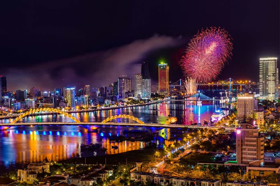 Bắn pháo hoa mừng năm mới tại Cầu Rồng, Đà Nẵng.