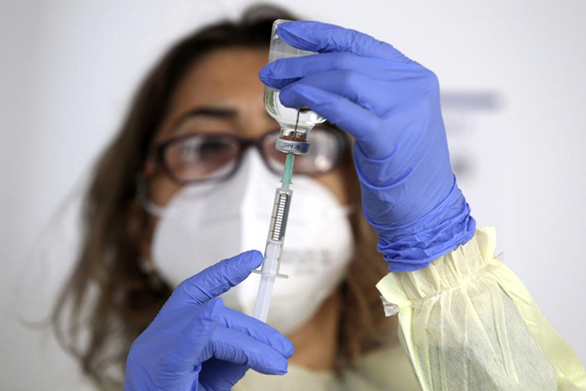 Báo cáo đầu tiên trên toàn châu Âu về độ an toàn của vaccine Pfizer-BioNTech có thể sẽ được công bố vào cuối tháng 1. Ảnh: AP
