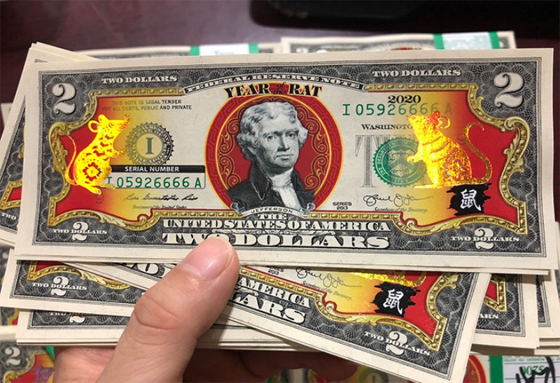 Tờ tiền 2 USD in hình chuột vàng hút khách dịp cận Tết.
