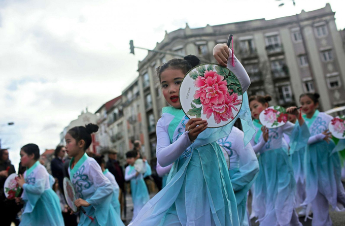 Trẻ em gốc Hoa nhảy múa chào Tết ở thành phố Lisbon, Bồ Đào Nha hôm 18/1.