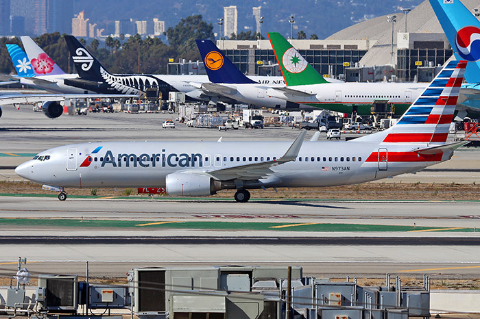  Máy bay của hãng hàng không American Airlines.  