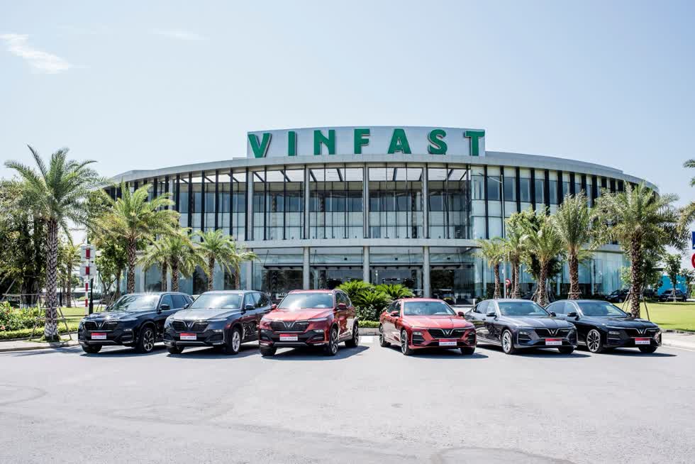 Sau chưa đầy 6 tháng có mặt trên thị trường, 3 dòng xe ô tô đầu tiên của VinFast đã nhận được hơn 17.000 đơn đặt cọc mua hàng.