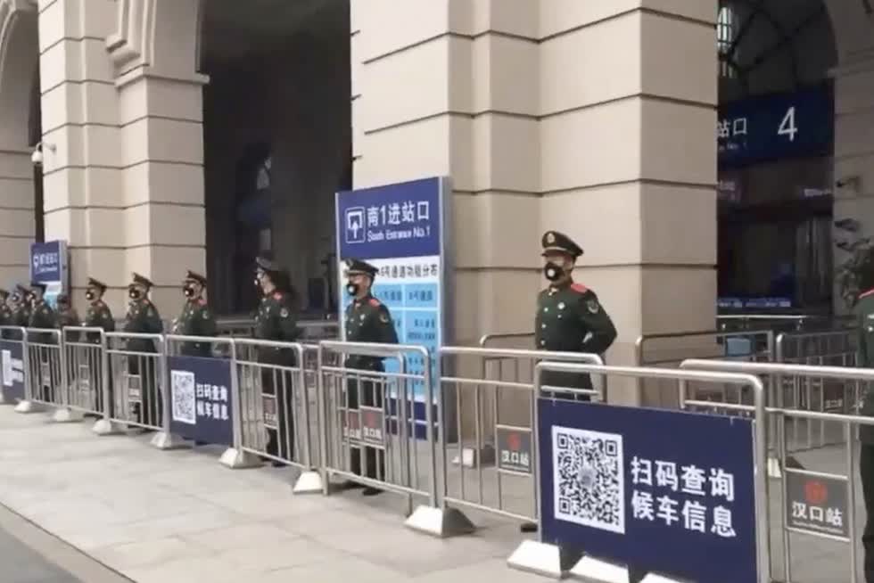 Từ 10h sáng 23/1, Trung Quốc đóng cửa hoạt động các nhà ga, sân bay, trạm tàu điện ngầm, trạm xe bus tại thành phố Vũ Hán, tỉnh Hồ Bắc. Bắc Kinh cho biết lệnh cấm các phương tiện giao thông công cộng là 