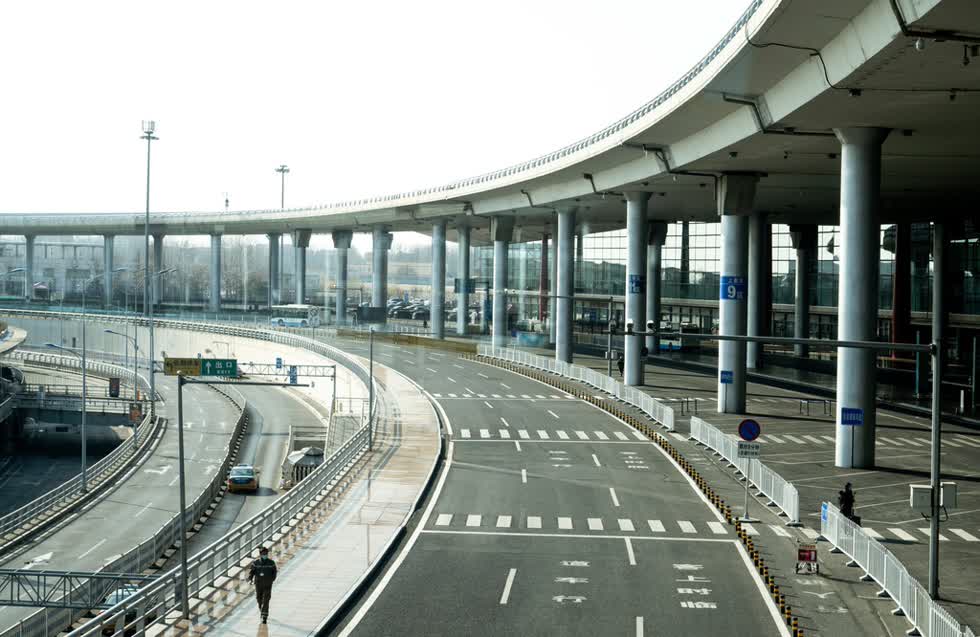 Con đường gần như không bóng người bên ngoài sân bay quốc tế của thủ đô Bắc Kinh, thường ngày vẫn chật kín xe đưa đón. Bắc Kinh không nằm dưới lệnh phong tỏa chính thức như ở Vũ Hán và nhiều thành phố tỉnh Hồ Bắc, nhưng chính quyền đã hạn chế mọi sinh hoạt cộng đồng.