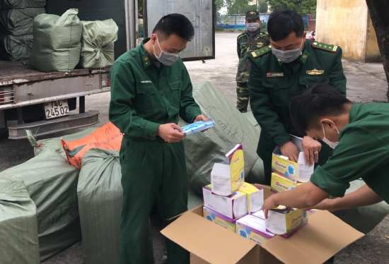 Tổ công tác tiến hành kiểm tra số hàng hóa vi phạm đang vận chuyển sang Trung Quốc. Ảnh: Trần Bình