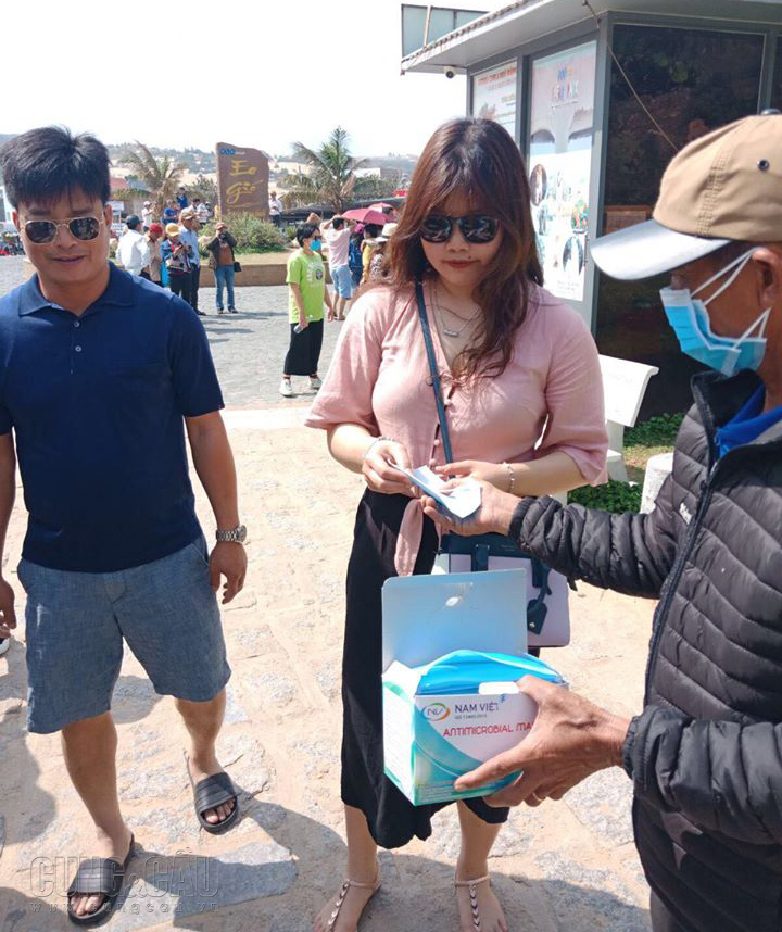 Hình ảnh du khách tham quan tại Eo Gió (Bình Định) được phát khẩu trong những ngày bệnh dịch virus corona.