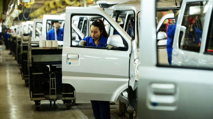 Lao động làm việc tại chi nhánh Thanh Đảo của SAIC-GM-Wending ô tô tại Thanh Đảo, Trung Quốc. Ảnh: AFP