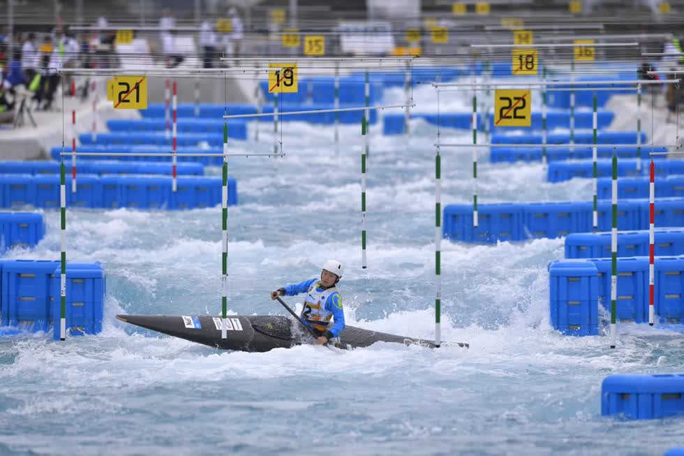 VĐV Nhật Bản ren Mishima trong cúp Canoe Slalom NHK tại Trung tâm Slalom Kasai Canoe. Ảnh: Getty.
