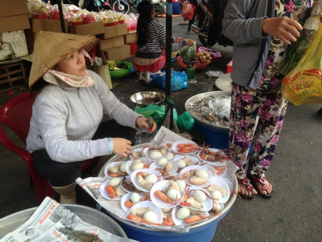 Một đĩa tôm, trứng, thịt heo quay gói sẵn được bán từ 25.000-30.000 đồng/đĩa.