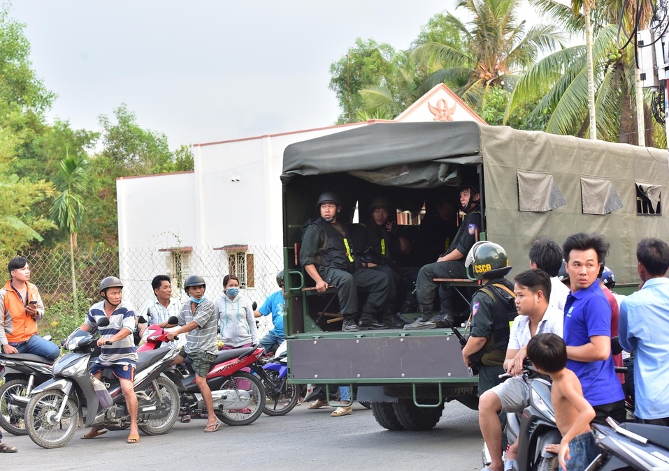 Lực lượng CSCĐ được điều vây bắt ở xã Trung An, huyện Củ Chi. Ảnh: Zing.vn