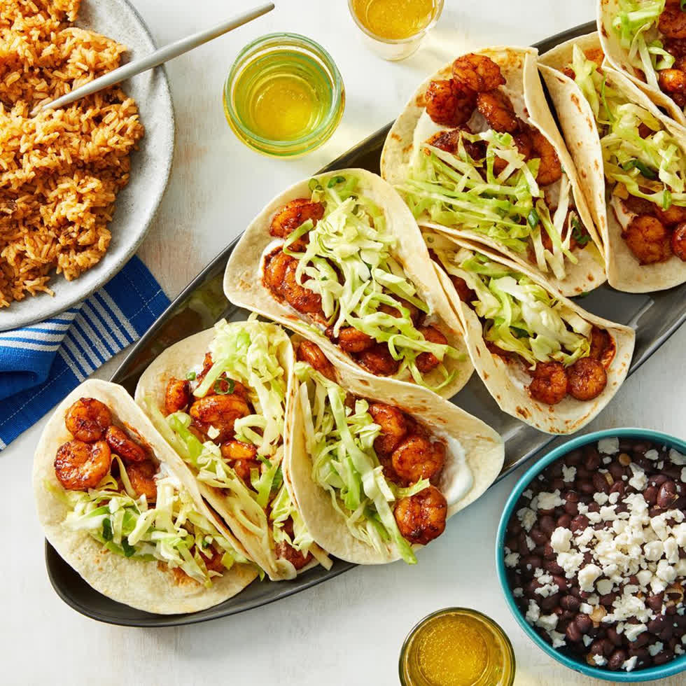 Bánh tacos thường có nhân: thịt gà, thịt bò, thịt heo, hành tây, rau củ, phô mai, nước sốt salad