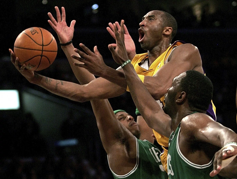 Kobe Bryan giữa một cú ném bóng trong nửa đầu trận đấu tại một trận bóng rổ NBA ở Los Angeles năm 2006. Ảnh: AP.