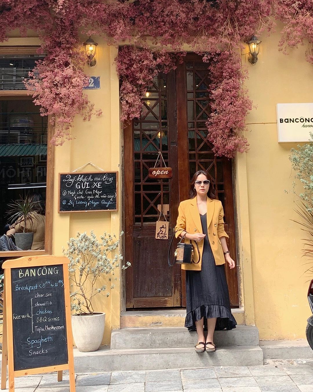   Cùng lựa chọn áo khoác màu nâu vàng ấm áp, Phạm Quỳnh Anh lại kết hợp cùng bộ váy đen đơn giản cho một vẻ ngoài nữ tính hơn. (Ảnh: @phamquynhanh)   