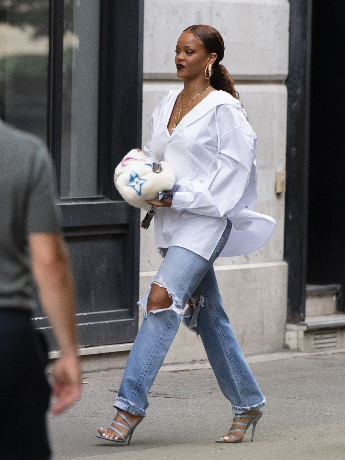 Rihanna đại diện cho cô nàng Song Ngư bụi bặm và phá cách. Quần jeans ống suông và áo sơmi trắng phom rộng, cách phối đồ đơn giản nhưng được làm mới bằng cách kết hợp nhiều lớp phụ kiện. (Ảnh: HC) 