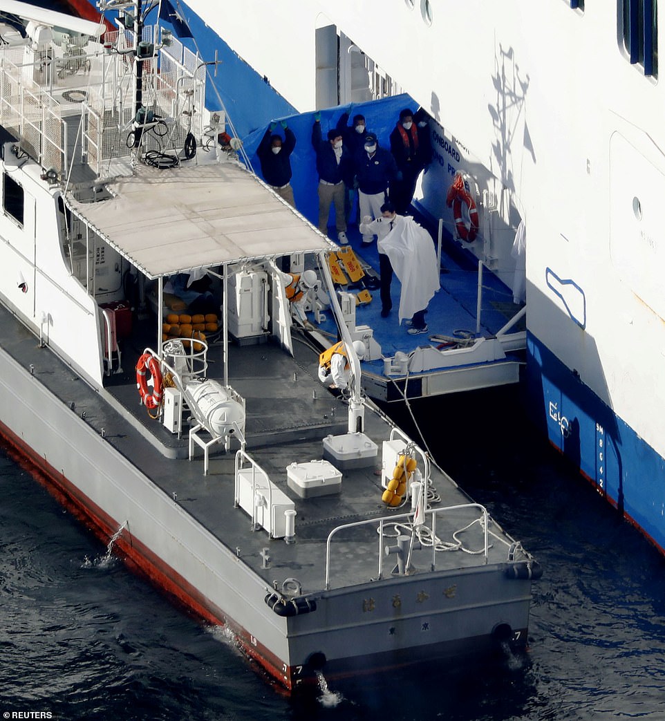   Du khách được chuyển từ du thuyền Diamond Princess sang tàu tuần tra vào hôm nay (5/2), sau khi 10 người trên tàu đã thử nghiệm dương tính với coronavirus. Ảnh: AP.  