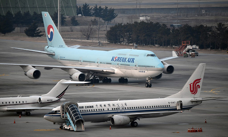 Máy bay của hãng Korean Air chở công dân Hàn Quốc từ Vũ Hán hạ cánh xuống sân bay tại Seoul ngày 31/12. Ảnh: AFP.